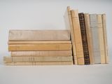 plusieurs livres sont empilés sur une surface blanche