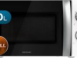Le micro-ondes est blanc et dispose d'un bouton « grill ».