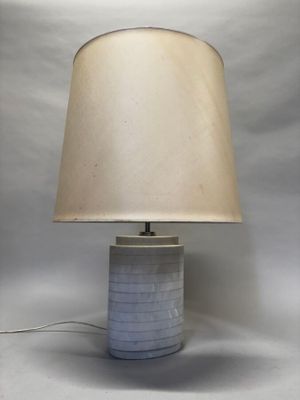 l'image d'une lampe avec un abat-jour blanc