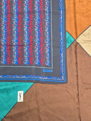 GIVENCHY & YVES SAINT LAURENT Deux foulards en soie