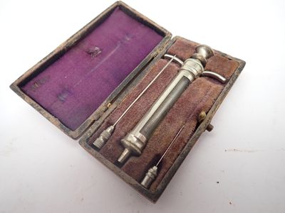 un petit objet métallique à l'intérieur d'un étui violet