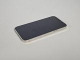 un iPhone 6s argenté posé sur une surface blanche