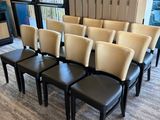 de nombreuses chaises alignées devant une fenêtre