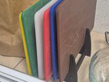 une table sur laquelle se trouvent plusieurs livres et un bol en verre