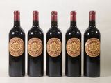 trois bouteilles de vin rouge sont alignées sur une surface blanche