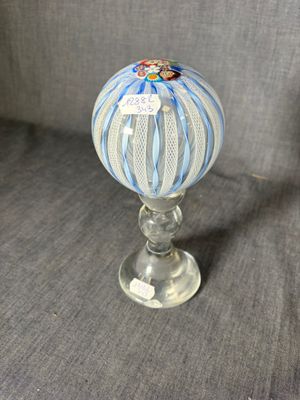 un vase en verre orné d'un motif à rayures bleues et blanches