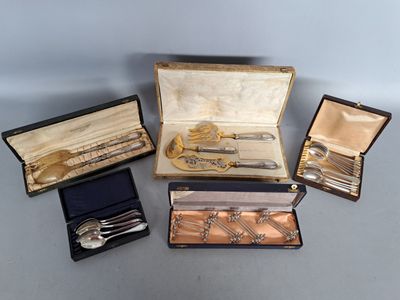 plusieurs types d'argenterie dans un coffret posé sur une table