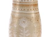 un vase brun et blanc posé sur une surface blanche