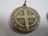 une vieille pièce d'argent sur laquelle est gravée une croix, posée à côté d'une autre pièce