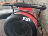 une enceinte rouge et noire posée sur une table