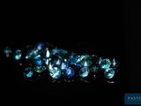 de très jolis diamants bleus sur un fond noir