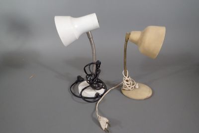 Ensemble de deux lampes vintage à bras flexible, l'une laqué…