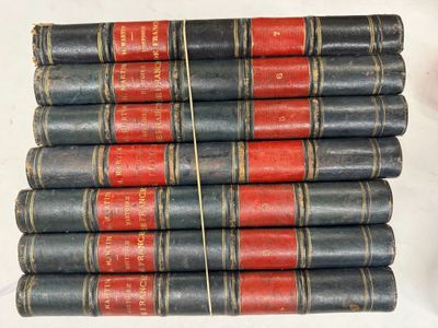 plusieurs vieux livres empilés sur une table