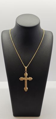 gros plan d'un collier avec une croix sur un mannequin