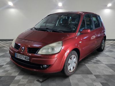la photo d'une voiture rouge garée dans un garage
