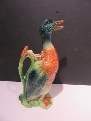 un canard en céramique posé sur une table
