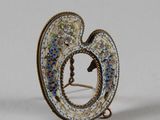 paire de broches en argent et émail ornées de motifs bleus, verts et blancs