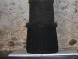 trois piles de chapeaux empilées les unes sur les autres sur une table