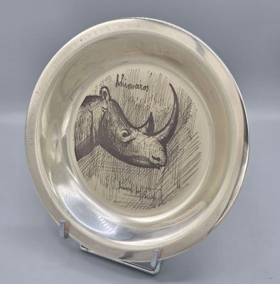 une assiette sur laquelle est représenté un rhinocéros