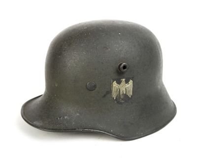 une image représentant un casque orné d'un autocollant, posé sur une surface blanche
