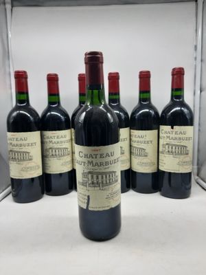 six bouteilles de vin sont alignées sur une étagère