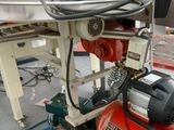 une machine posée sur une table dans une pièce