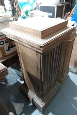 une table en bois placée au milieu d'une pièce