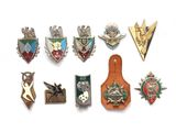 un grand nombre de badges sur une surface blanche