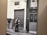 une photo en noir et blanc d'un homme debout devant un immeuble