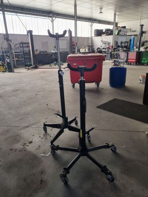 une image d'un garage avec de nombreux outils sur le sol