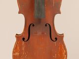un vieux violon avec un archet accroché à son dos