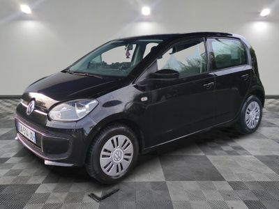 la petite voiture noire est garée sur un carrelage à carreaux