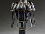 un vase en argent orné de cuillères