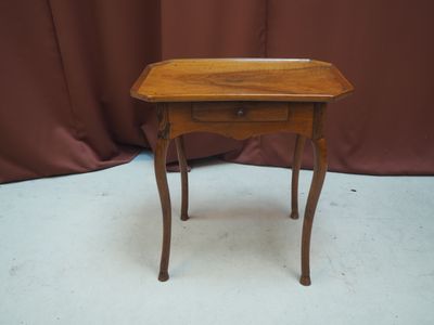 une petite table en bois avec un tiroir