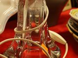 une bouteille en verre à laquelle est attachée une ficelle, posée sur une table