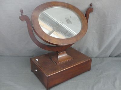 un miroir posé sur un support en bois sur lequel est fixé un miroir