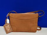 un sac à bandoulière en cuir beige orné d'une étiquette