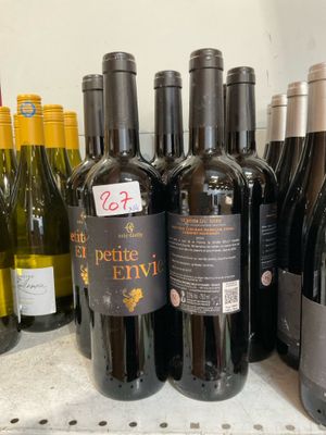 des bouteilles de vin sont alignées sur une étagère dans un magasin