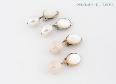trois paires de boucles d'oreilles en perles et argent posées sur un fond blanc