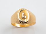 une image représentant une bague en or avec la lettre « i » au milieu