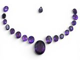 un ensemble composé d'un collier et de boucles d'oreilles violets, posé sur une surface blanche