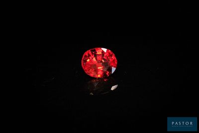 un diamant rouge dans l'obscurité