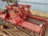 un tracteur garé dans une grange avec une charrue