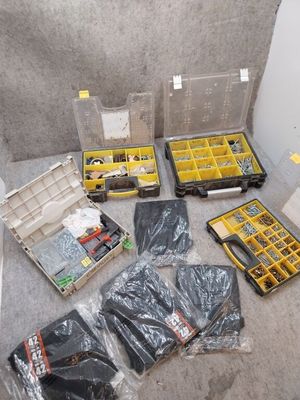 un grand nombre d'outils posés sur le sol