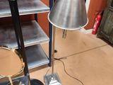 une lampe posée à côté d'une étagère sur laquelle se trouve un skateboard