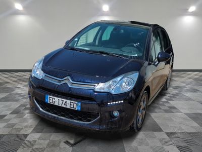 une photo d'une Citroën bleue garée dans un garage