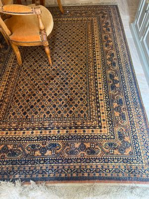 une chaise posée sur un tapis dans une pièce