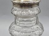 une salière ancienne en argent et en verre, dotée d'un couvercle bombé