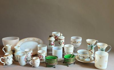 un grand nombre de tasses et de soucoupes sur une table