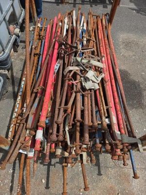 un tas de vieilles battes de baseball et d'autres objets par terre